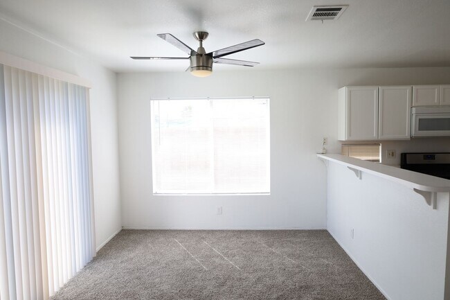 Foto del edificio - Lovely Two-Story home with Pool on Eastside!