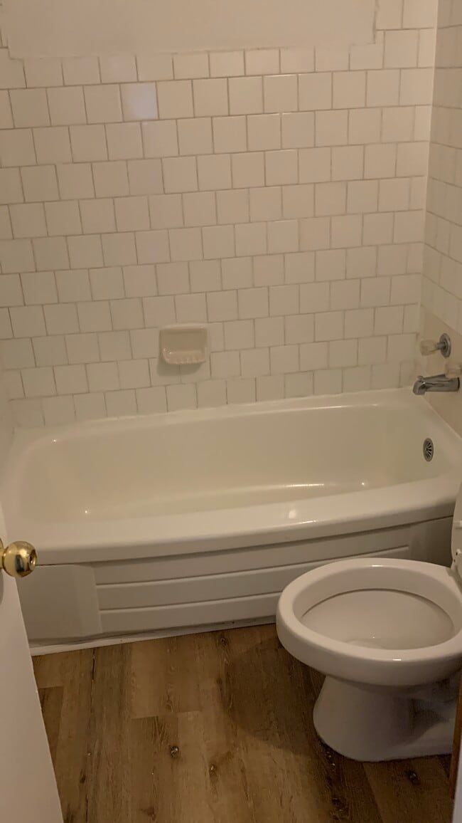 Baño 1 - 2704 Drewry Ln