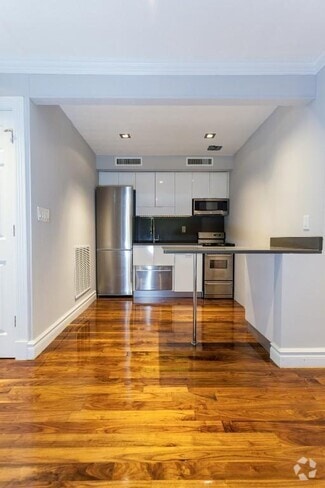 Building Photo - 350 W 21st St