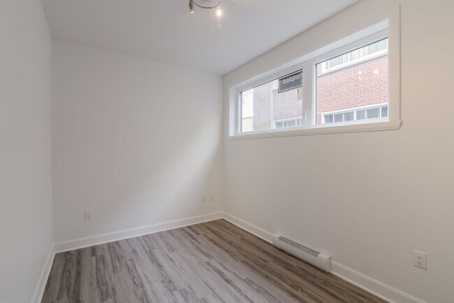 Photo du bâtiment - 6600 Av. de Darlington