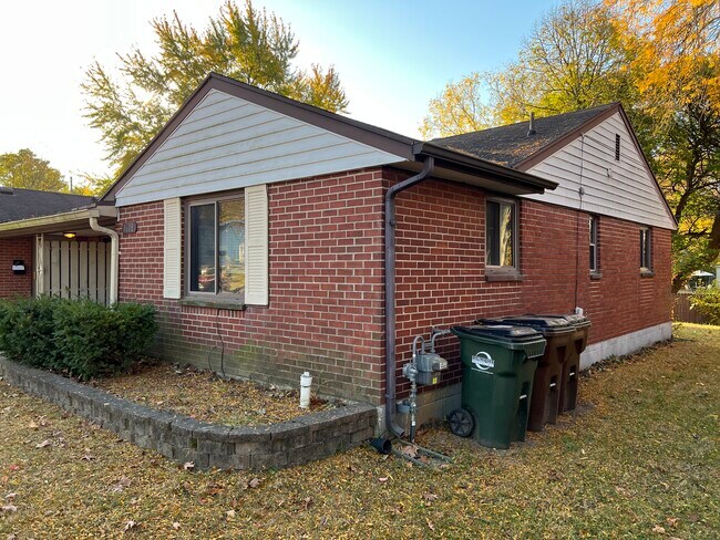 Lado - 1608 Briedweng Ave