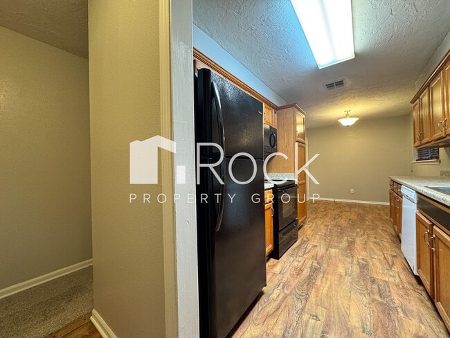 Foto del edificio - 3 Bedroom Home with Brand New Carpet *$300...