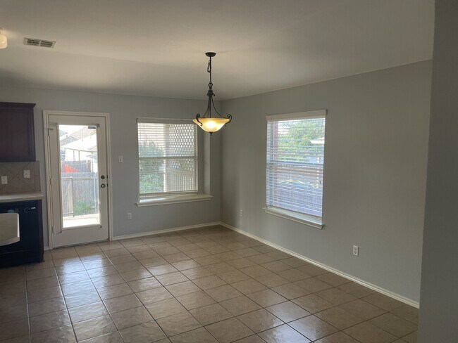 Building Photo - 3208 Clinton Pl