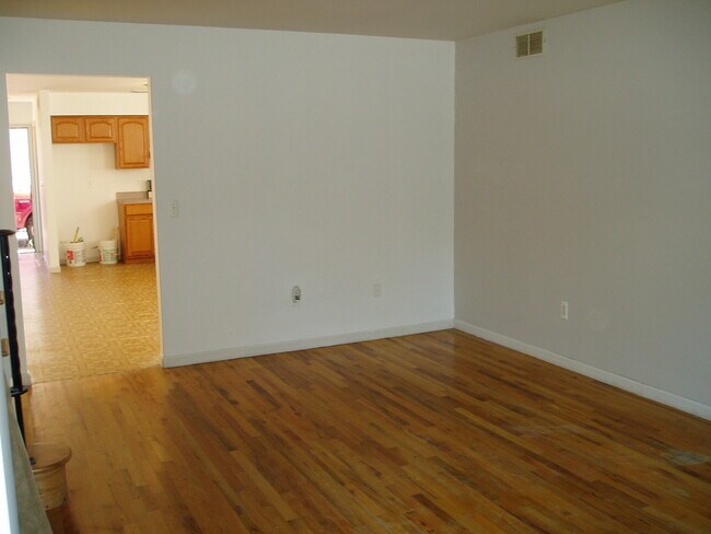 Family room - 105 Hilton Ave