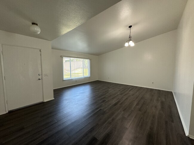 Foto del edificio - 2419 S Cucamonga Ave