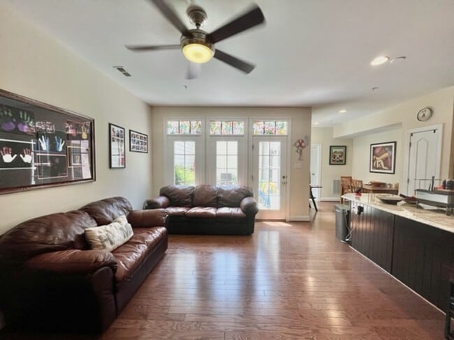 Building Photo - Very spacious and bright!