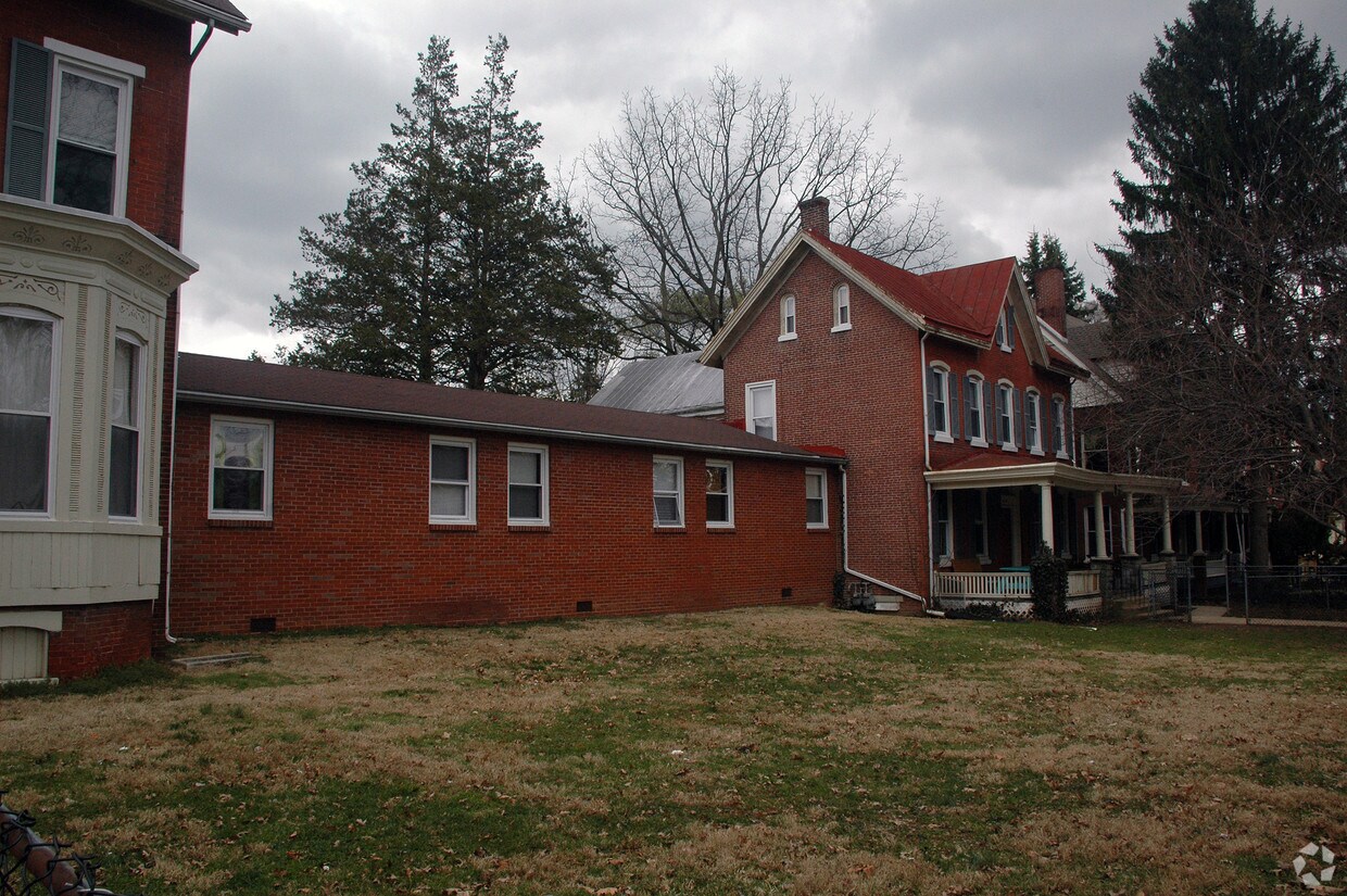 Building Photo - 419-425 S Walnut St