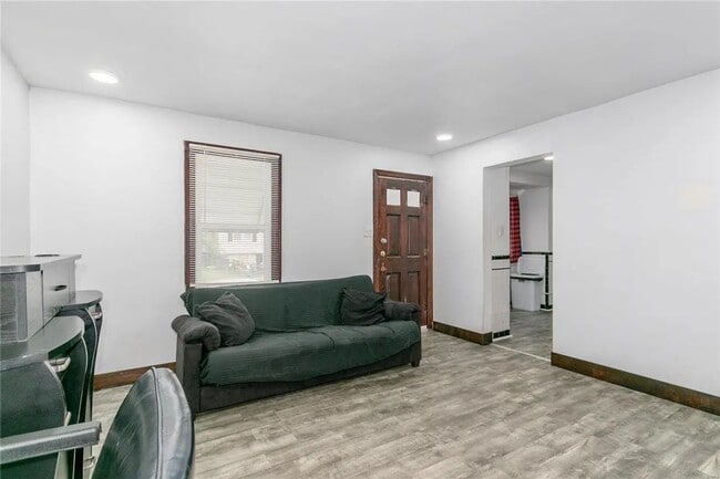 Building Photo - Charming 2-Bedroom Home