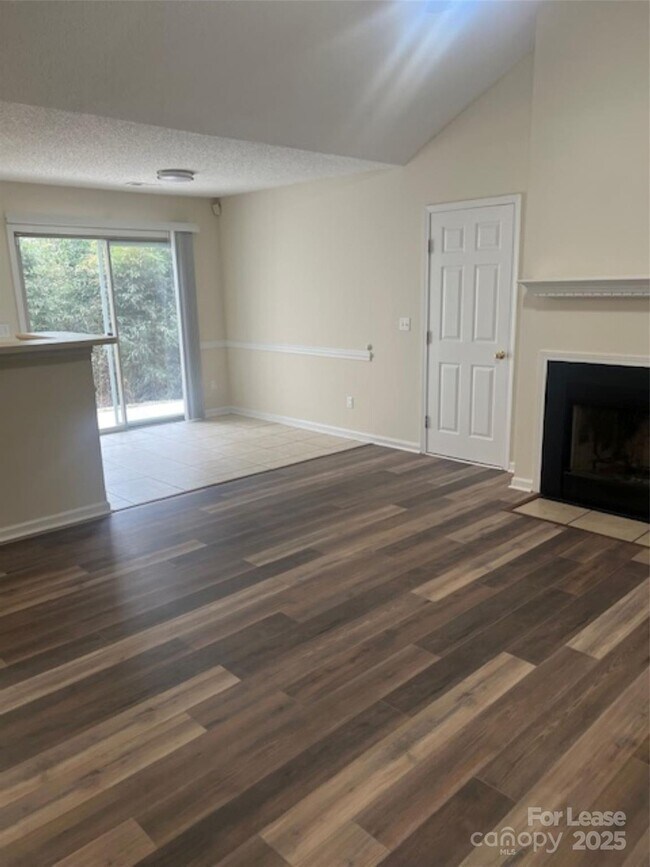 Foto del edificio - 437 Cedarcroft Dr