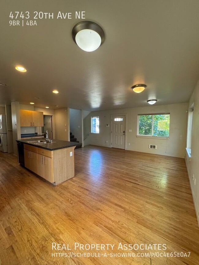 Building Photo - Spacious 9-Bedroom Home in Seattle’s Unive...