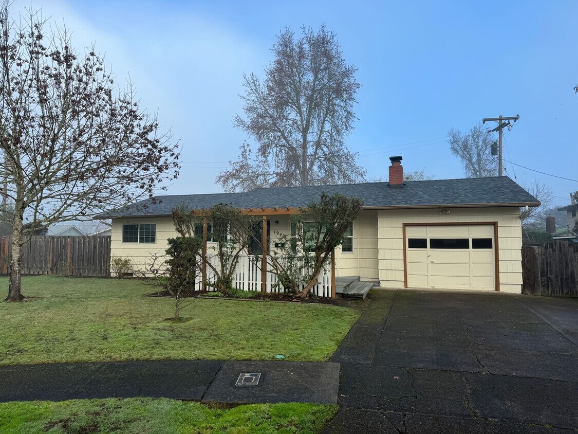 Available Now! 3 bedroom 1.5 bath house i... House Rental in