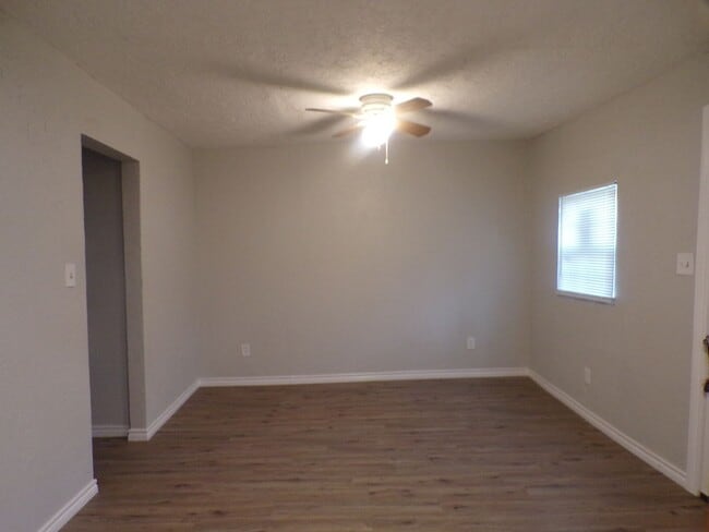 Building Photo - Great re-do, totally electric water included in rent