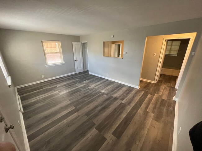 Building Photo - Renovated Two Bedroom One Bath Move In Ready!