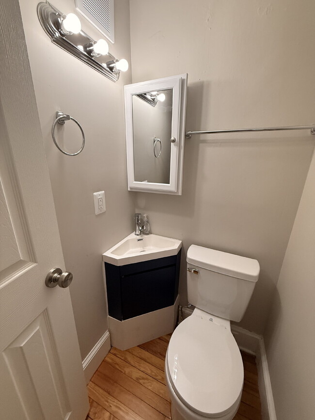 Building Photo - 627 Warren Ave.