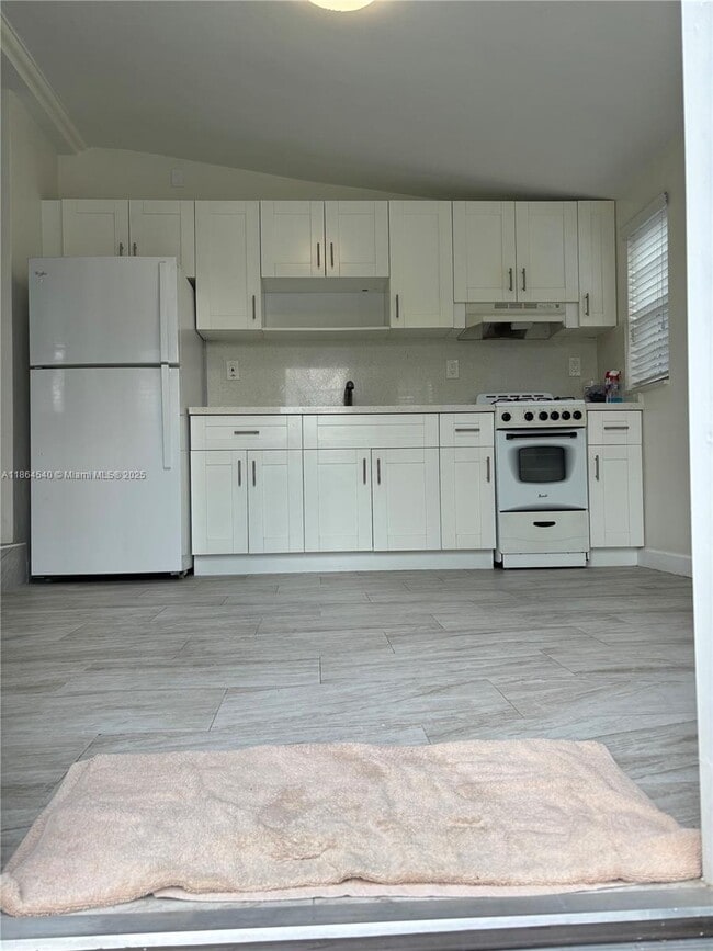 Building Photo - 7515 Dickens Ave