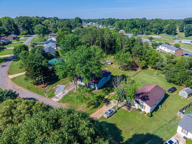 Building Photo - Remarkably Renovated Ranch in the Heart of Maiden!