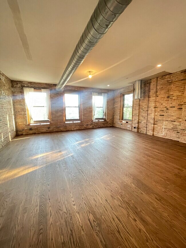 Building Photo - 1060 N Milwaukee Ave