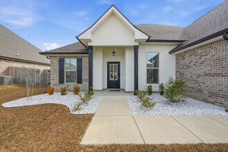 Building Photo - 4631 Jayhawk Dr