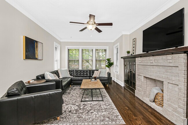 Sala de estar con librería empotrada original y chimenea. - 2460 W Cullom Ave