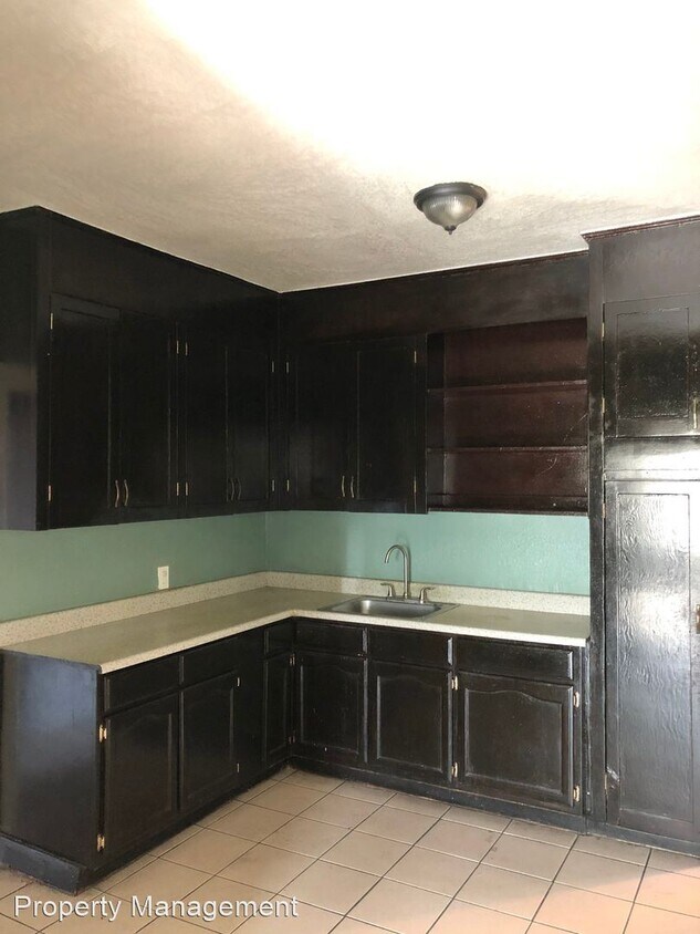 Building Photo - 807 W 43rd St