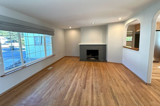 Foto del edificio - Bright and spacious 5bd 2 ba house in Edmo...