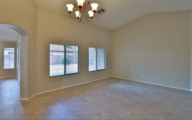 Foto del edificio - Beautiful 4-Bedroom Chandler Home with Pri...