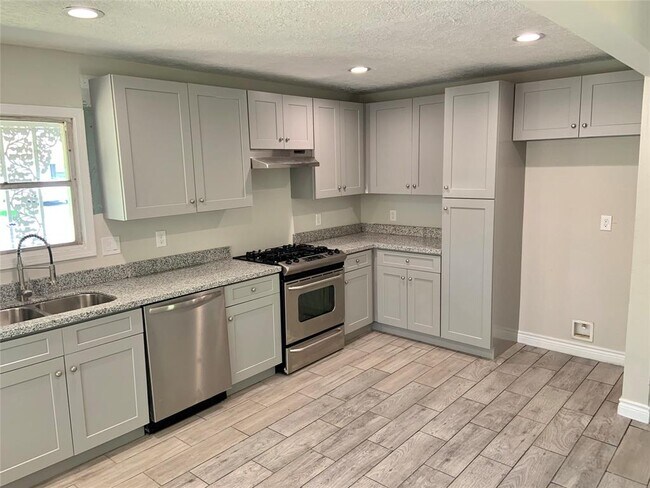 Building Photo - 2112 Huntington Dr