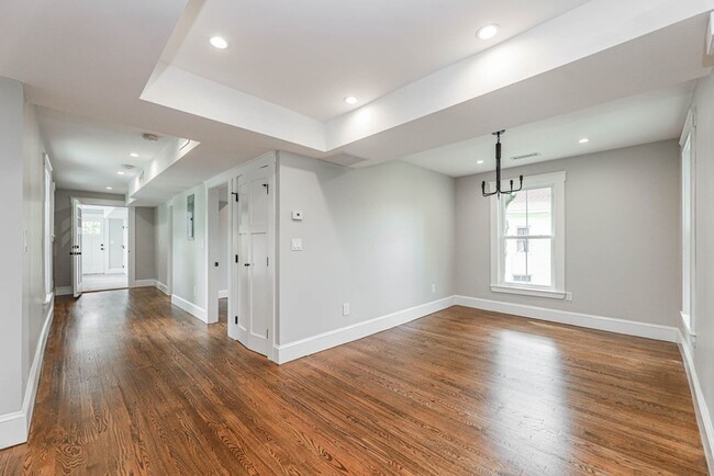 Building Photo - Modern 4bed 3 Bath with 3 parking