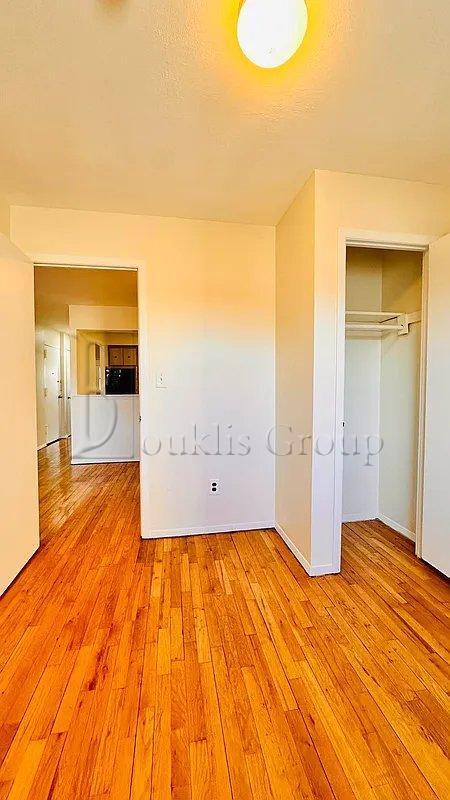 Foto del edificio - 3 bedroom in ASTORIA NY 11105