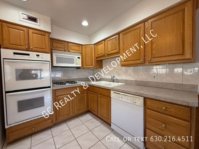 Foto del edificio - *** HEART OF ROSELLE / COMMUTER FRIENDLY /...