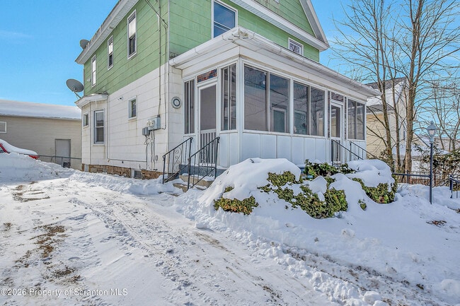 Building Photo - 208 E Warren St