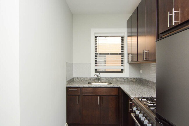 Building Photo - 423 W Belden Ave