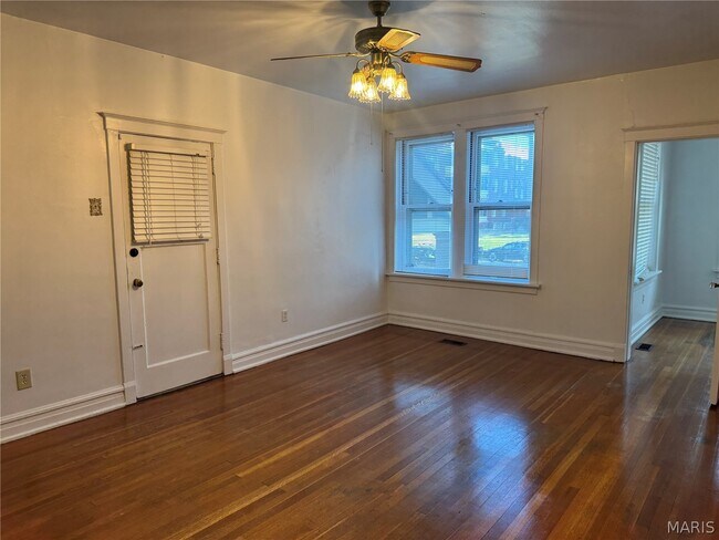 Foto del edificio - 5147 Waterman Blvd