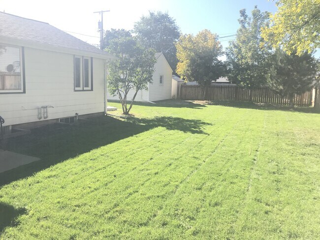 Building Photo - Great 2 Bed, 1 Bath! Centrally Located!