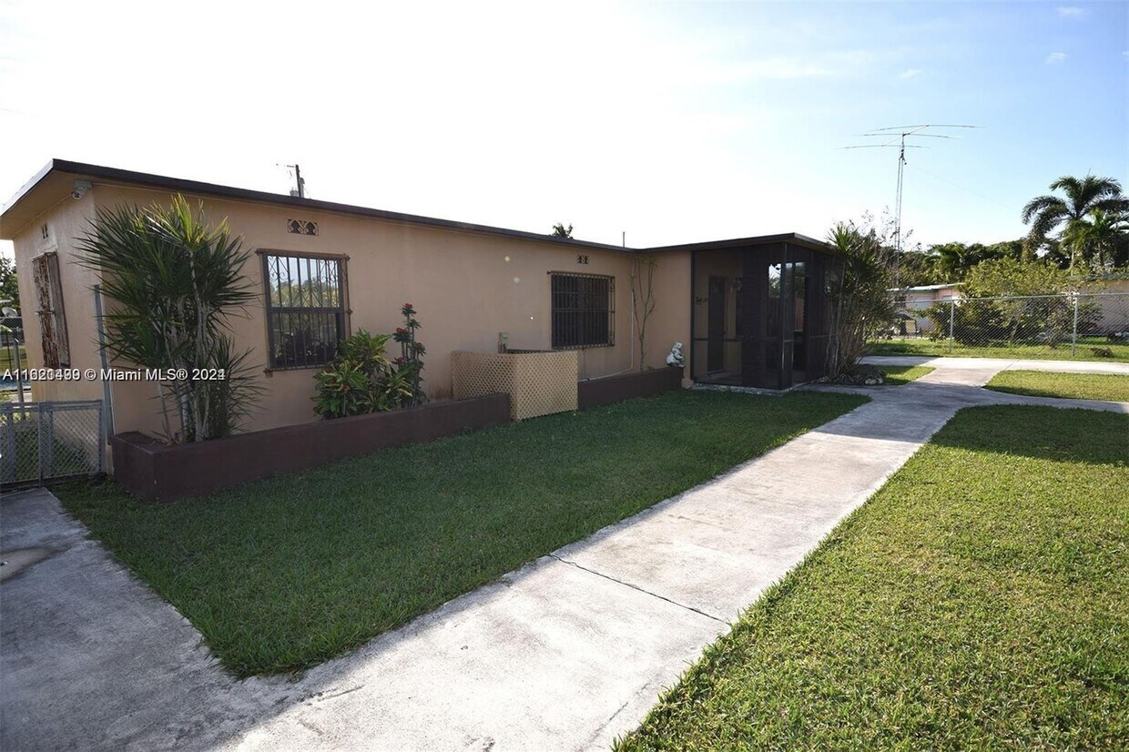 Primary Photo - 15350 Jackson Dr