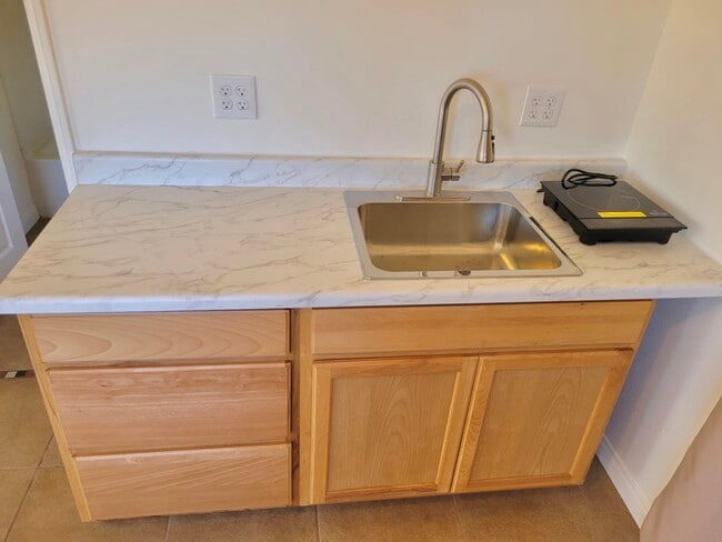 Building Photo - 1550 Encino Dr