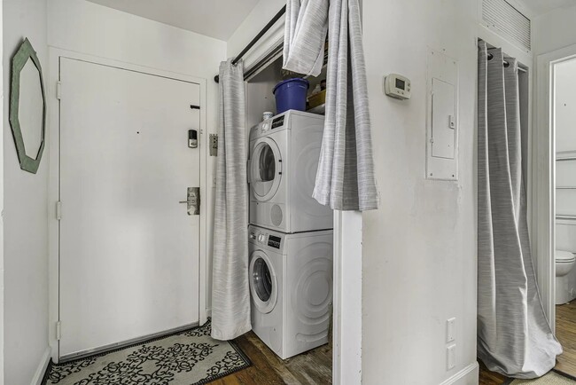 Building Photo - 350 King St