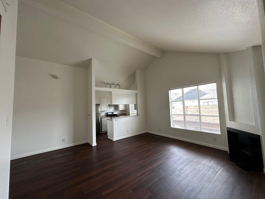 Foto principal - 2532 S Centinela Ave