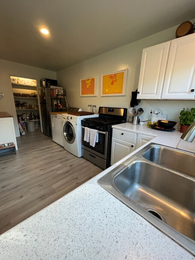 Building Photo - 573 Cleveland St