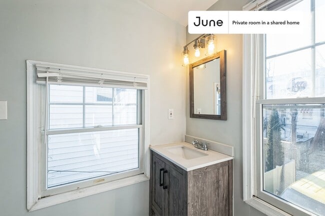 Building Photo - Room in Shared 4 bed/2 bath home