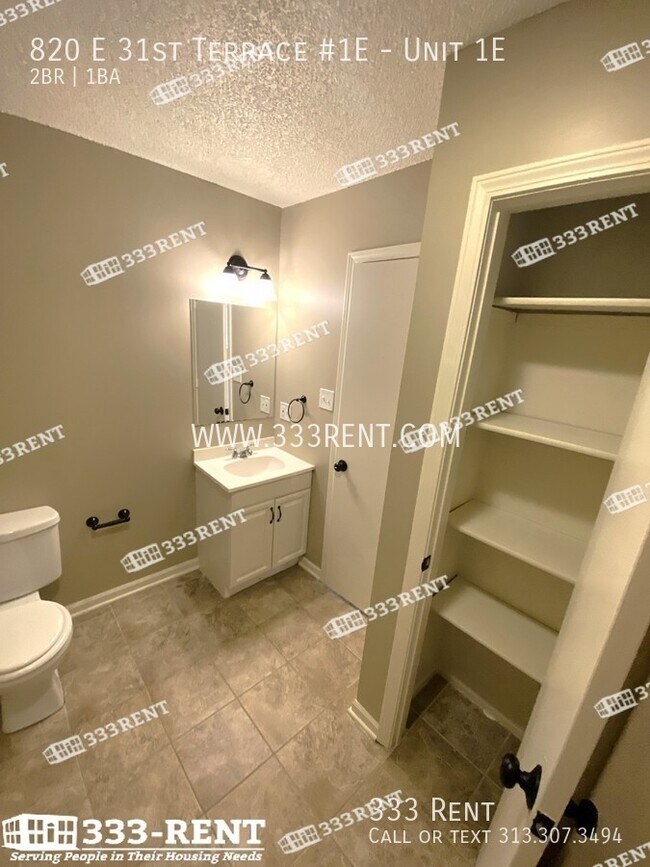 Foto del edificio - Now leasing! Instant cool factor in the ci...