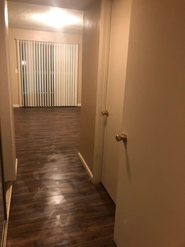 Foto del edificio - SW Bakersfield Condo. features 3 spacious bdrms 2.5 bath,