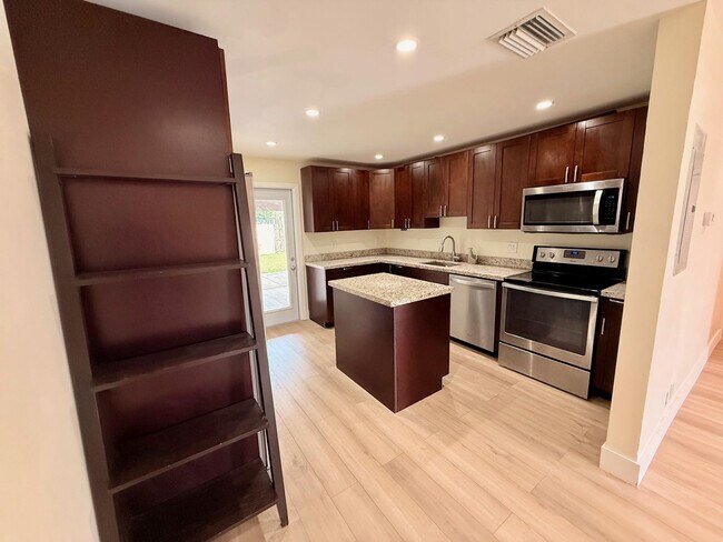 Foto del edificio - 1941 NE 51st Ct