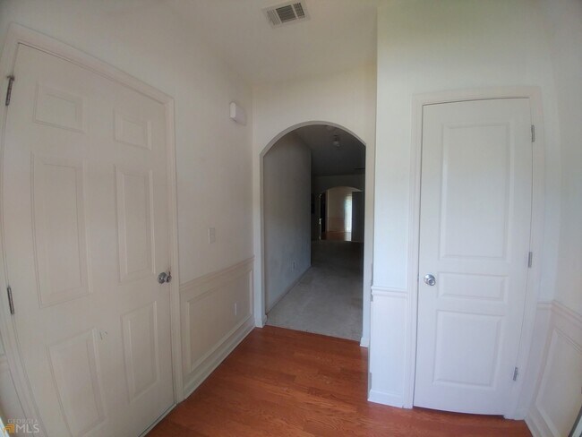 Building Photo - 6185 Elmshorn Way