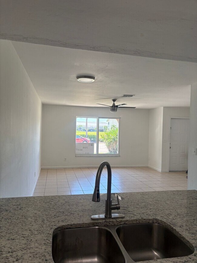 Building Photo - 919 Cape Coral Pkwy W
