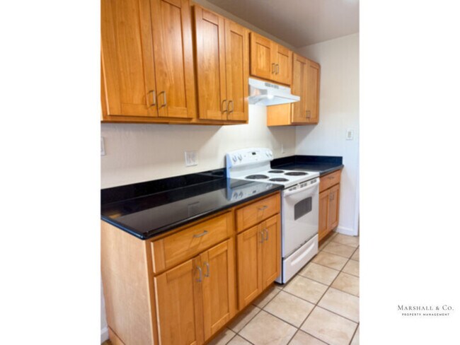 Foto del edificio - 3 BEDROOM, 2 BATH WITH NEW FEATURES, DECK, WASHER DRYER HOOK-UP