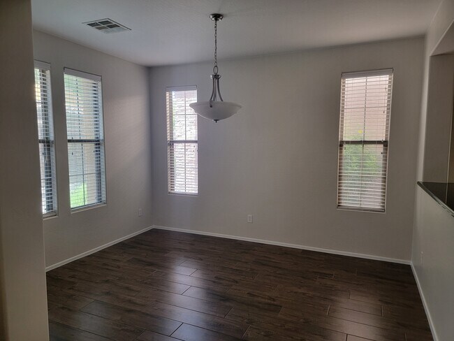 Comedor - 5346 W Chisum Trl