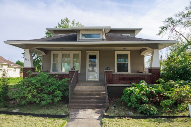 Building Photo - Updated Three Bedroom Single Family Home i...
