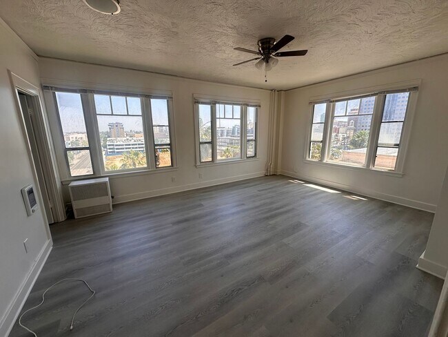 Building Photo - Bright & Spacious 1 Bed / 1 Bath in the He...