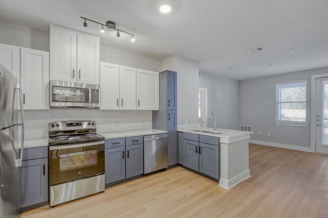 Building Photo - Red Oaks